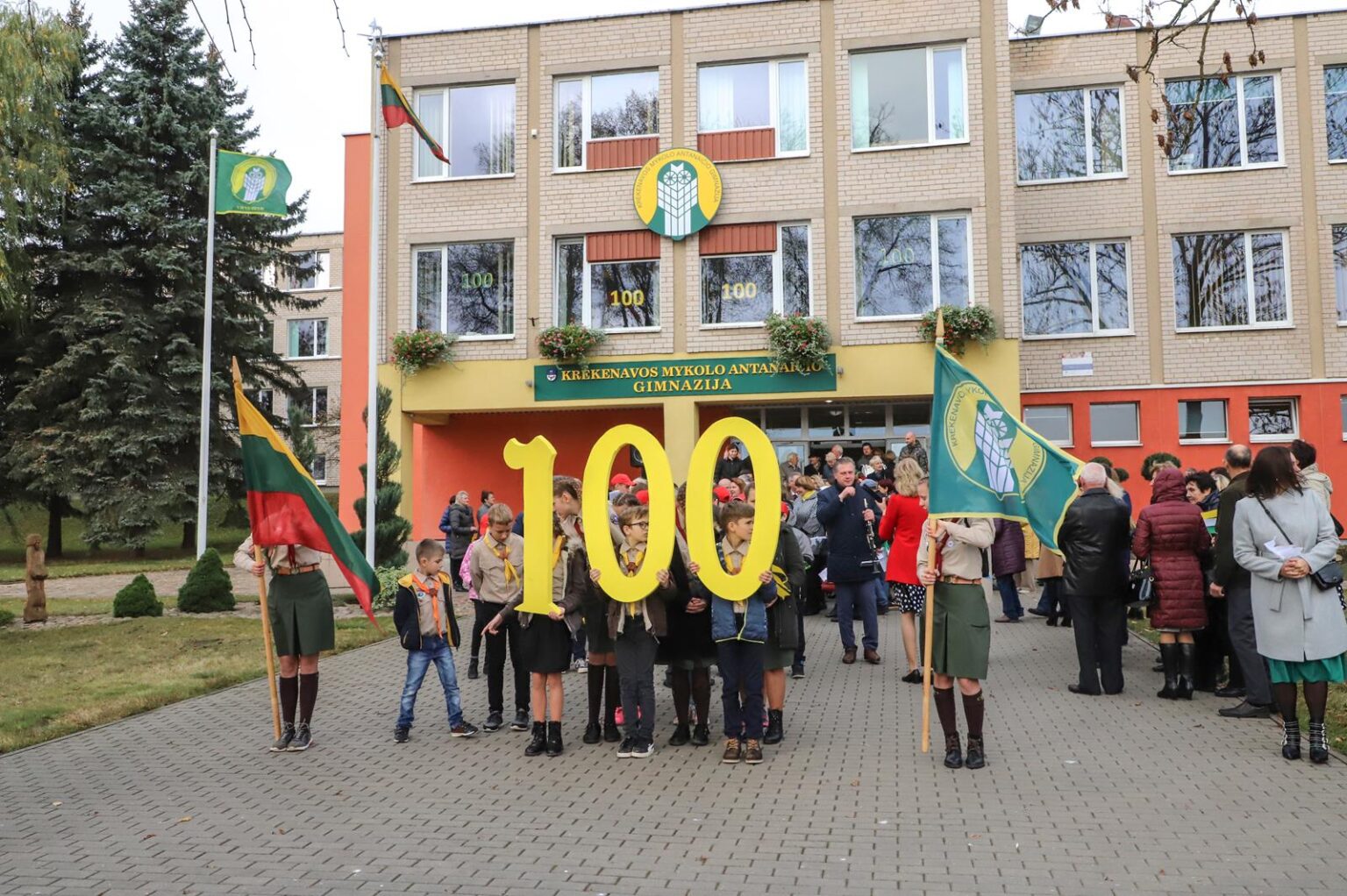 Šaltoką šeštadienį Krekenavoje aidi senokai besimačiusiųjų klasės draugų ir kolegų juokas, akimirkas sušildo bendri mokykliniai prisiminimai, o prieš vidurdienį prie M. Antanaičio gimnazijos iškėlus Krekenavos bendruomenės „Tiltai“ dovanotą šimtmečio vėliavą, per miestelį iki Kultūros centro nusidriekė spalvinga eisena.