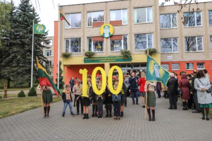 Šaltoką šeštadienį Krekenavoje aidi senokai besimačiusiųjų klasės draugų ir kolegų juokas, akimirkas sušildo bendri mokykliniai prisiminimai, o prieš vidurdienį prie M. Antanaičio gimnazijos iškėlus Krekenavos bendruomenės „Tiltai“ dovanotą šimtmečio vėliavą, per miestelį iki Kultūros centro nusidriekė spalvinga eisena.