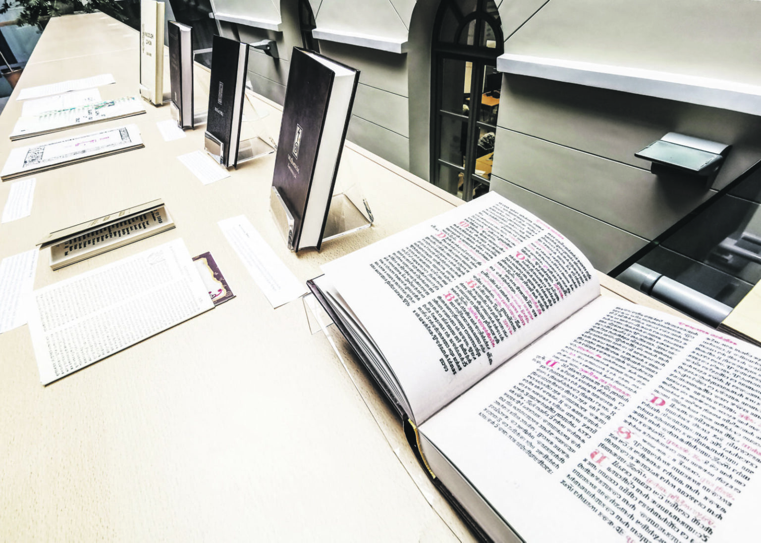 Kroatija daugumai pažįstama dėl savo nuostabaus grožio gamtos, įspūdingų turistinių maršrutų. Tačiau ši nedidelė šalis turtinga ne tik dabartimi – ji turi labai gilias istorines šaknis. Viena svarbiausių kroatų kultūros dalių – raštas.