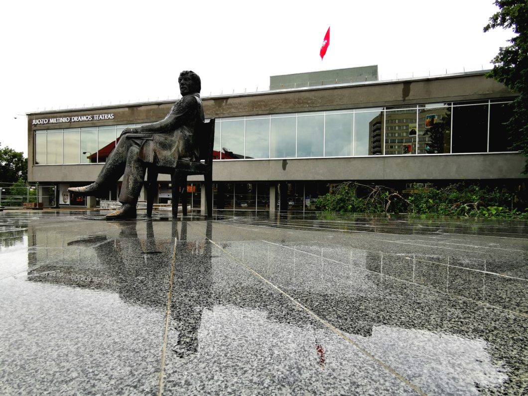 Į vidinių dramų sūkurį patekęs Juozo Miltinio dramos teatras, regis, jį dar labiau įsuka. Spektaklio „Mūsiškiai“ – folklorinio siaubo miuziklo, inspiruoto Rūtos Vanagaitės knygos tokiu pat pavadinimu – premjerą rengiantis teatras sukėlė visuomenininkų nepasitenkinimą. O patys teatralai piktinasi, kad nors Kultūros ministerija pjesei statyti jau skyrė finansavimą, į pajudėjusį vežimą kaišiojami pagaliai.