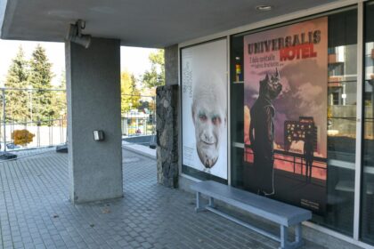 Nors sakoma, kad teatras prasideda nuo rūbinės, vaizdas įžengiant į Panevėžio Juozo Miltinio dramos teatrą dar proziškesnis. Prie vienos svarbiausių mieste kultūros įstaigų pagrindinio įėjimo įrengta patogi vieta dūmui užtraukti. Teatro senbuviai apstulbę – tokios nepagarbos meno šventovei, o kartu ir lankytojams, jie nepamenantys. Juk pro traukiančiuosius dūmą prie teatro durų dabar priversti eiti ir nerūkantieji, ir net vaikai.