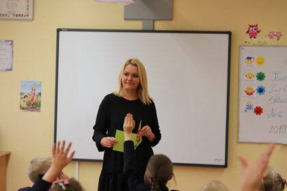 „Šiuo metu mokau 25 smalsius antrokus. Manau, esu labai „turtinga“. Darbas džiugina, nes kasdien atrandu pačius netikėčiausius dalykus. Visada įdomu išbandyti ką nors naujo. Vaikai man suteikia įkvėpimo ir energijos“, – į gerus ir blogus, išdaigininkus ir teisuolius ugdytinių neskirsto ir Metų mokytoja Panevėžyje išrinkta A. Lipniūno progimnazijos pradinio ugdymo ir anglų kalbos pedagogė Vaida Kielienė.