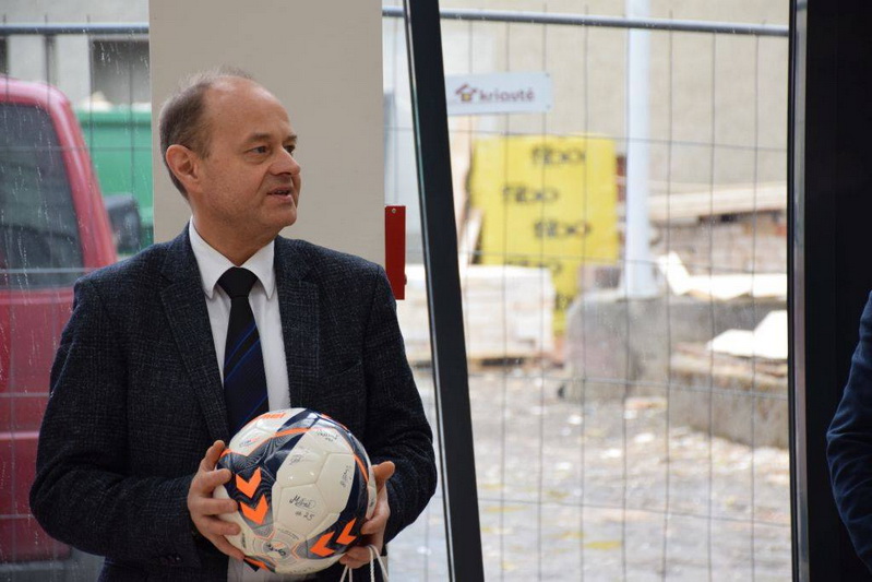 Nors Bronius Vaitiekūnas turi tik vidurinį išsilavinimą ir su sportu jį tesieja begalinė meilė futbolui, jam patikėtos atsakingos futbolo klubo vadovo pareigos. ASMENINIO ARCHYVO nuotr.