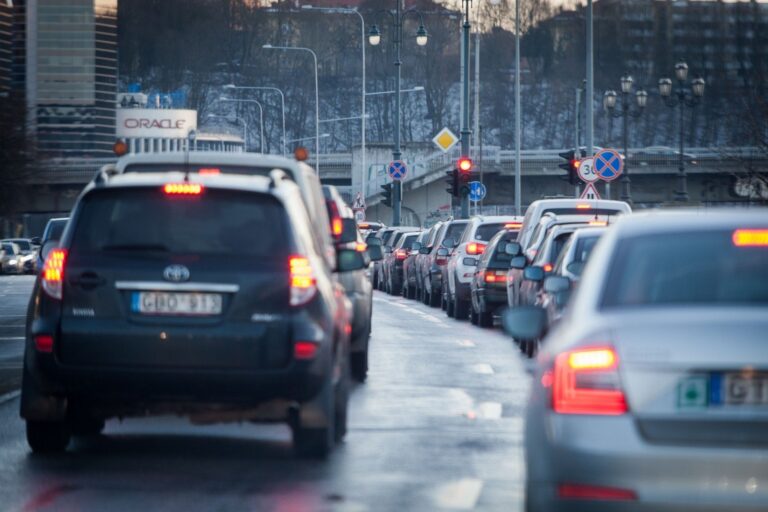 Vyriausybė trečiadienį pritarė naujam automobilių taršos mokesčiui.