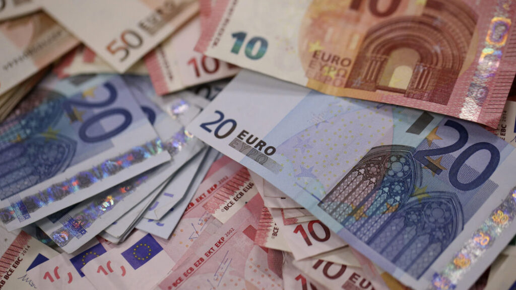 Vyriausybė trečiadienį posėdyje nepritarė kai kurių Seimo narių siūlymui apriboti valstybės paramą įvairių baudų valstybei ar savivaldybėms nesumokėjusiems gyventojams.