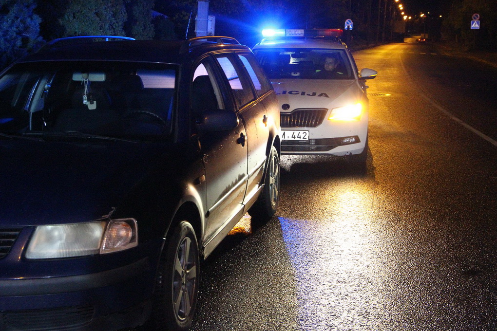 Praėjusią parą pareigūnams įkliuvo du girti vairuotojai – vieną jų sustabdė pro šalį važiavę žmonės.