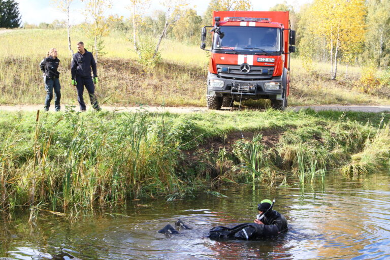 Į tvenkinį Panevėžio rajone neseniai pirktu BMW įlėkęs vaikinas ne tik neteko automobilio, bet dargi turės sumokėti baudą už gamtai padarytą žalą.