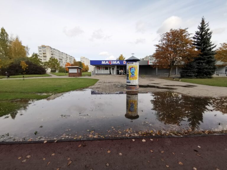 Kol po užsitęsusių sausrų vieni laukia lietaus, kiti baimingai dairosi į virš Panevėžio besikaupiančius debesis. Prasidėję rudeniniai lietūs atskleidė ką tik renovuotos Statybininkų gatvės problemas.