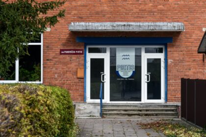 Metai iš metų skolose valstybei ir tiekėjams skęstančios, o miesto biudžetui nuostolingos Panevėžio viešosios pirties akcijas planavusi parduoti ir garo mėgėjų pasipriešinimo sulaukusi Savivaldybė pirtininkams pasiūlė patiems sugalvoti gelbėjimo planą. Šie įsitikinę, kad ne jų rūpestis ieškoti investuotojo, nusiteikusio išsaugoti pirties paslaugą.