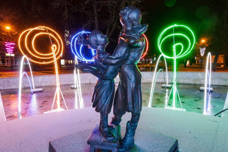 Panevėžyje Kalėdos šįmet bus inovatyvios, su Lietuvoje dar nenaudotomis interaktyviomis pramogomis, o Laisvės aikštėje miesto eglę puoš paukščiai ir origamio elementai. Tokią šventę panevėžiečiams žada Savivaldybės dar vasarą skelbtą viešųjų pirkimų konkursą papuošti miestą Kalėdoms laimėjusi įmonė „Lumidėja“ iš Vilniaus rajono.