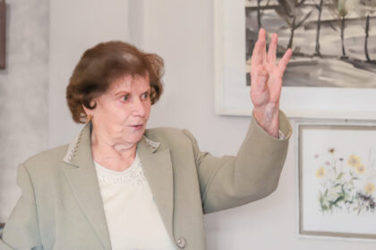 Nors mes visi norėtume šviesios, gražios, sveikos ir orios senatvės, deja, ji duodama ne kiekvienam. Yra toks posakis: jaunystė duodama kiekvienam, o senatvė – tik išrinktiesiems. Buvusi ilgametė mokytoja Laima Guobienė yra tarp tų, išrinktųjų.