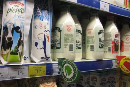 Antradienį socialiniuose tinkluose ėmė plisti nuotrauka, kurioje nufotografuotas nurodymas iš lentynų išimti „Rokiškio pieno“ produkciją.