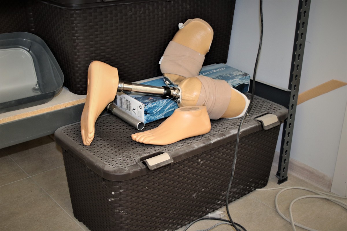 Finansinių nusikaltimų tyrimo tarnybos Vilniaus apygardos valdyba kartu su Vilniaus apygardos prokuratūra, vykdydama didelio masto ikiteisminį tyrimą, atliko kratas ortopedine įranga prekiaujančiose bendrovėse. Kratos atliktos Vilniaus, Kauno, Klaipėdos, Panevėžio, Šiaulių regionuose, įtariamųjų gyvenamosiose vietose, automobiliuose ir įmonių patalpose.