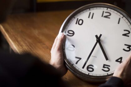 Šį savaitgalį, naktį iš šeštadienio į sekmadienį, ruošiantis atšaukti vasaros laiką, Lietuvos Vyriausybės atstovai pripažįsta, kad įtikinti partnerių Europoje atsisakyti laiko sukiojimo dar nepavyksta.