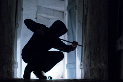 Nuo praėjusių metų įvairiuose Lietuvos regionuose buvo gaunami pranešimai apie įsibrovimus į parduotuves, įmones, įstaigas, kurių metu pagrobiami seifai ar materialinės vertybės iš seifų. Nusikaltimai buvo registruojami skirtingose vietovėse ir skirtingu laiku, įtariamieji sugebėdavo sėkmingai pasišalinti iš įvykio vietos.