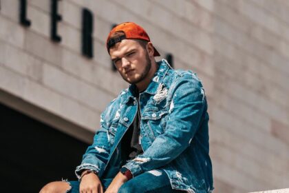 Panevėžiečiai – rimti konkurentai net garsiausiems pasaulio muzikos kūrėjams. Iš Aukštaitijos sostinės kilęs muzikos prodiuseris Linas Gaudutis, geriau pažįstamas Gaullin vardu, tikina, jog tame nėra nieko keisto. Juk panevėžiečiai muzikos kūrėjai pasižymi ryžtu, drąsa ir nebijo būti išskirtiniai.