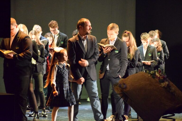 Šiandien Panevėžio miesto savivaldybės meras Rytis Račkauskas, pavaduotojas Deividas Labanavičius ir Kultūros skyriaus vedėja Asta Čeponienė dalyvavo Muzikiniame teatre vykusiame Savivaldybės viešosios bibliotekos 30-mečio minėjime.