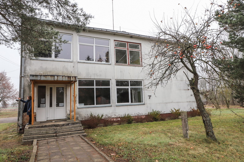 Kadaise čia buvo mokykla, dabar pirmame aukšte biblioteka, antras – tuščias. I. STULGAITĖS-KRIUKIENĖS nuotr.