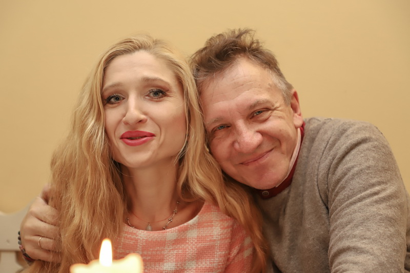 Solistų Gražinos ir Vytauto Kurnickų širdyse iš pradžių užgimė meilė muzikai, o vėliau muzika pavirto į meilę vienas kitam – tokia galėtų būti glausta dueto ,,Bella vita“ istorija. Visgi poros kelias į laimę buvo vingiuotas. I. STULGAITĖS-KRIUKIENĖS nuotr.