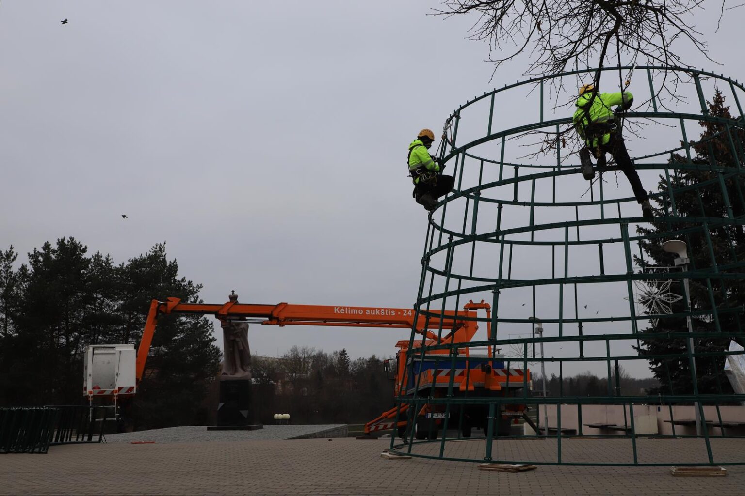 Miesto centre, šalia Panevėžio įkūrėjo Aleksandro skulptūros pirmadienio rytą jau pradėjo kilti pagrindinė miesto eglė. Jau šį penktadienį, lapkričio 29-ąją, ji bus šventiškai įžiebta ir paskelbtas startas kalėdinių švenčių maratonui mieste.