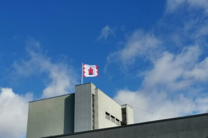 Panevėžio Juozo Miltinio dramos teatre – absurdo spektaklis „Naujas vadovas“.