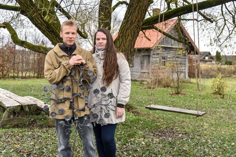 Martynas ir Aušra Šalkauskai nė dienos nesigailėjo sostinės šurmulį iškeitę į vienkiemio ramybę, kur be jokio streso gali užsiimti mėgstama veikla. P. ŽIDONIO nuotr.