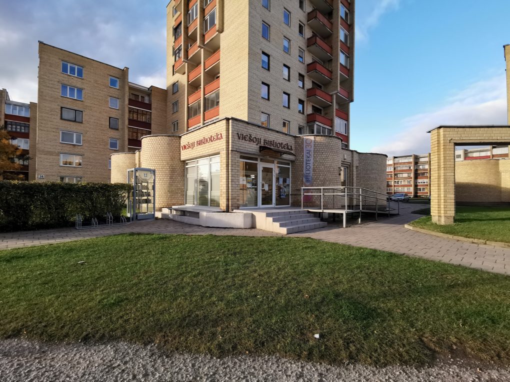 Trisdešimtmetį mininti Panevėžio viešoji biblioteka nebenori likti bevardė ir pateikė prašymą Savivaldybei suteikti skaitytojų iš kelių pasiūlytųjų išrinktą panevėžietės poetės Elenos Mezginaitės vardą. Visgi kai kurie paveldosaugininkai abejoja, ar bibliotekos pasirinkimas yra tinkamiausias, ir siūlo ją „pakrikštyti“ Elžbietos Jodinskaitės, savamokslės bibliotekininkės, gyvenimą ir santaupas paskyrusios bibliotekai Panevėžyje įkurti, vardu.