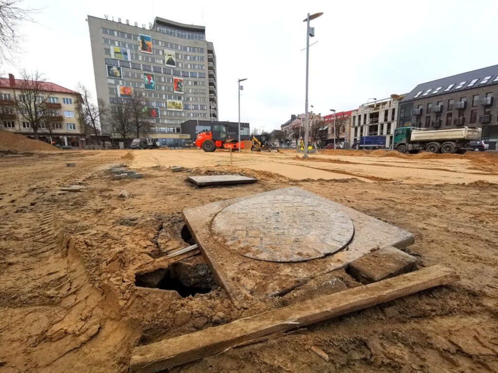 Ne viena visuomenininkų grupė vėl brandina idėją Panevėžyje pastatyti iš šio krašto kilusio garsiojo skulptoriaus Juozo Zikaro tarpukariu kurtą Nepriklausomybės paminklą, dabar dažniau vadinamą „Laisve“. Šios idėjos autoriai tikina, jog dabar tam puiki proga – artėja 140-osios skulptoriaus gimimo metinės, o pats miestas iš esmės atsinaujina. Vis dėlto specialistai įspėja, jog gražus užmojis gali baigtis negražiai, mat vien pagal eskizą statant skulptūrą gali kilti bėdų dėl autoriaus teisių.