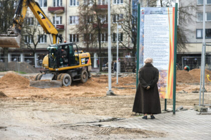 Miesto grožis reikalauja aukų, bet už nepatogumus renovuojant Panevėžio centrą guodžiasi brangiausiai mokantys čia įsikūrę verslininkai. Kai kurie jų kaltina, kad užsitęsus remontams ne tik atlyginimų darbuotojams nebegalintys laiku išmokėti, bet ir elektrai bei vandeniui pinigų neuždirbantys. Savivaldybė ir rangovai teigia darantys, ką gali, ir netgi bandantys paskubinti darbus, bet ne visada tą leidžia nenumatytos kliūtys.