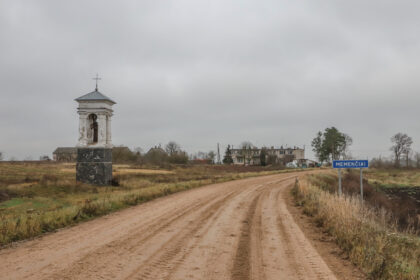 Vidury laukų styrantis vienišas daugiabutis ir čia pat įspūdinga, didžiulė kryžių nešančio Kristaus figūra – toks netikėtas vos už poros kilometrų nuo garsiosios Upytės įsitaisiusio Memenčių kaimo peizažas.