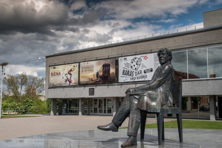 Jau kitą savaitę Juozo Miltinio dramos teatras žada premjerą – folklorinį siaubo miuziklą „Mūsiškiai“, inspiruotą Rūtos Vanagaitės knygos tokiu pat pavadinimu. Dar nepasirodžiusi pjesė sukėlė ažiotažą visuomenėje ir į skirtingas stovyklas padalijo kultūros pasaulio bendruomenę. Gali būti, kad spektaklio atgarsiai bus narpliojami ne tik teatro užkulisiuose, bet ir teismo koridoriuose.