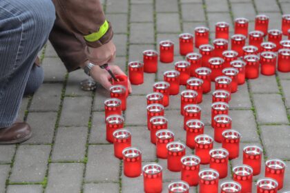 Beprasmės žmonių žūtys keliuose – vis dar vienas didžiausių Lietuvos skaudulių. Kasmet kelios dešimtys šeimų eismo įvykiuose netenka savo tėvų, vyrų, žmonų, vaikų, brolių ir sesių – pačių brangiausių žmonių. Dažnu atveju šių mirčių būtų buvę galima išvengti, jeigu žmonės atsakingiau sėstųsi prie vairo ar žengtų per gatvę. Tad jau tapo tradicija trečiąjį lapkričio sekmadienį Pasaulinei dienai žuvusiems eismo įvykiuose atminti organizuoti simbolines socialines akcijas.