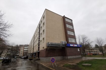 Panevėžyje vieno daugiabučio gyventojai negalėjo nė susapnuoti, kokių bėdų turės renovavę šilumos sistemą. Vos per porą metų name jau pratrūko keliolika naujų radiatorių. Kol kas rangovas juos keičia savo lėšomis, tačiau greitai baigsis garantinis laikotarpis ir nutikus tokiai avarijai butų savininkams jau teks patiems purtyti kišenes.