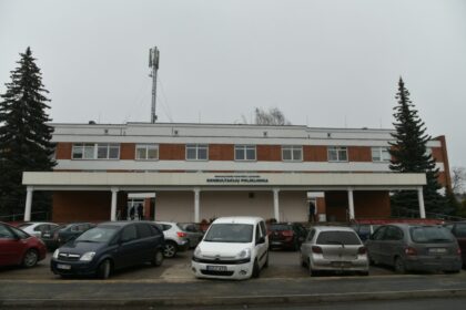 Nuo Naujųjų Panevėžyje dar padaugės apmokestinamų automobilių stovėjimo aikštelių. Savivaldybė motyvuoja taip bandanti spręsti opią problemą, kai automobiliai aikštelėse paliekami ilgam ir atvažiuojantiesiems nebelieka vietų. Ateityje greičiausiai bus imamasi ir dar kitokių sprendimų – apmokestinti zonomis.