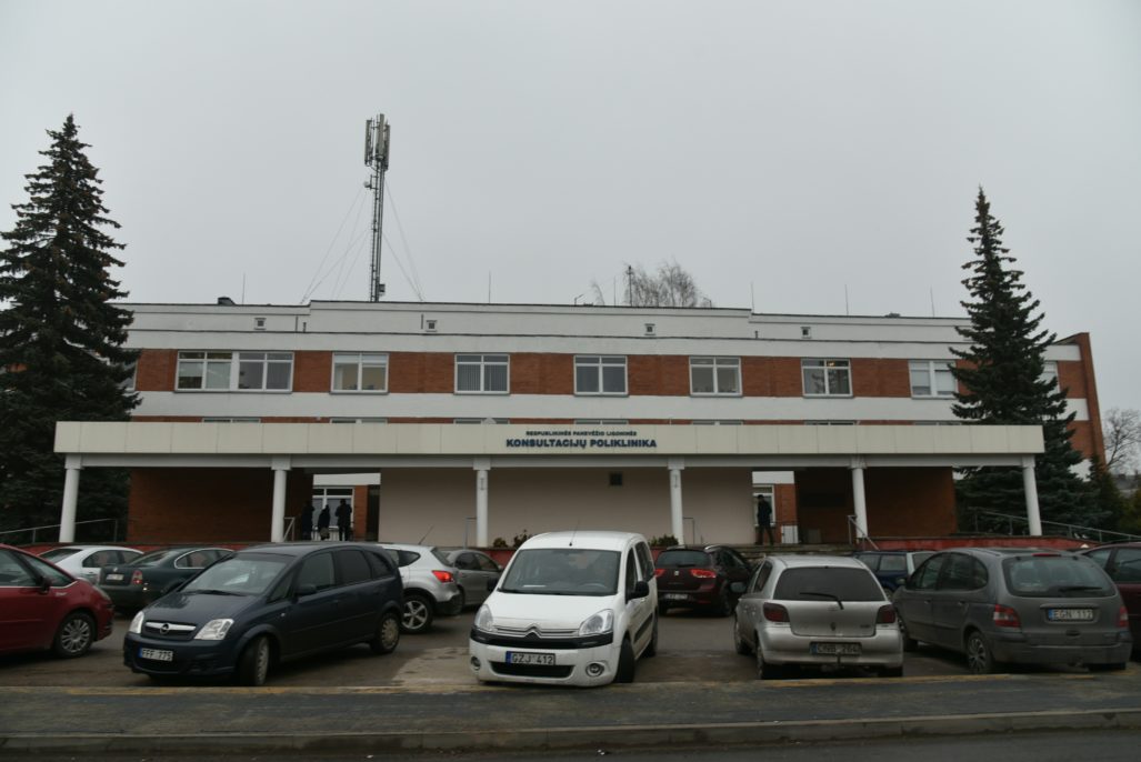 Nuo Naujųjų Panevėžyje dar padaugės apmokestinamų automobilių stovėjimo aikštelių. Savivaldybė motyvuoja taip bandanti spręsti opią problemą, kai automobiliai aikštelėse paliekami ilgam ir atvažiuojantiesiems nebelieka vietų. Ateityje greičiausiai bus imamasi ir dar kitokių sprendimų – apmokestinti zonomis.