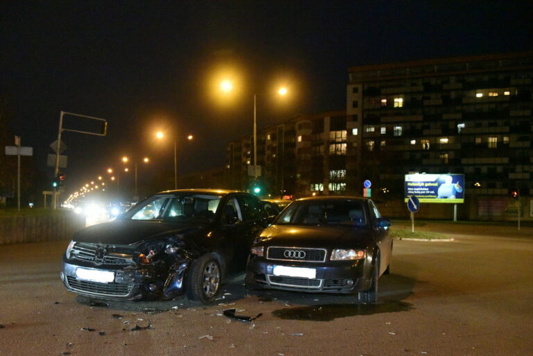 Darbo dienos pabaigoje įprastą automobilių spūstį arterinėje Klaipėdos gatvėje pirmadienio vakarą dar labiau padidino avarija.