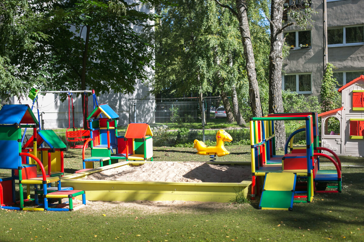 Panevėžio miesto savivaldybė, atsižvelgdama į epidemiologinę situaciją mieste ir siekdama užtikrinti paslaugų prieinamumą bei saugias jų teikimo sąlygas miesto ikimokyklinio ugdymo įstaigose vasarą, įveda naują ikimokyklinio ugdymo mokyklų darbo vasaros laiku tvarką.