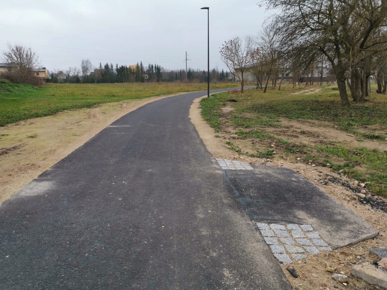 Gražinama „Ekrano“ marių pakrantė ilgą darbo patirtį turinčiam staliui sukėlė klausimų, ar panevėžiečiai tikrai džiaugsis pokyčiais, ar nebus tik išleisti pinigai, o rezultatas – prastas. Stalius iš Panevėžio rajono Vytautas Aukštuolis atsisakė užsakymo pagaminti masyvius ąžuolinius suolus, kai užsakovai nesutiko pakoreguoti jų matmenų. Pakrantę tvarkanti įmonė aiškina jau suradusi kitus meistrus, apsiėmusius tokius sumeistrauti.