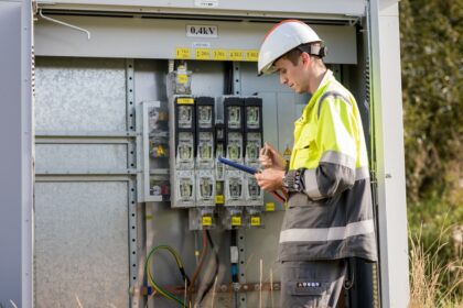 Vogdamas elektrą sutaupyti tikėjęsis panevėžietis ne tik turės atlyginti nuostolius, bet dar ir užsidirbo teistumą.