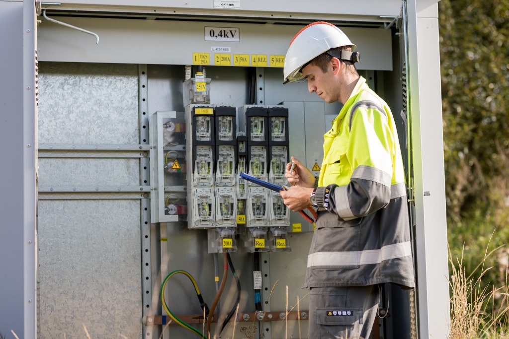 Vogdamas elektrą sutaupyti tikėjęsis panevėžietis ne tik turės atlyginti nuostolius, bet dar ir užsidirbo teistumą.