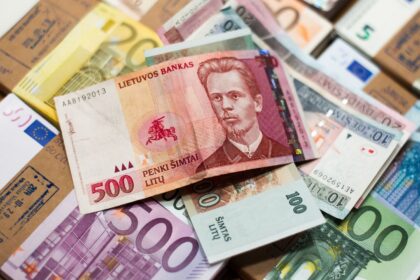 Praėjus beveik penkeriems metams nuo euro įvedimo, Lietuvos gyventojai į bendrą Europos Sąjungos (ES) valiutą vis dar yra neiškeitę maždaug 447 mln. litų, arba 129,5 mln. eurų.