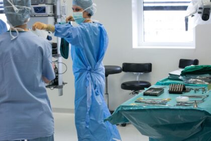 Lietuvoje koronavirusas patvirtintas daugiau kaip 40 medikų, pirmadienį pranešė Sveikatos apsaugos ministerija.