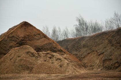 Jaukioje Vaivadų gyvenvietėje ir į ją vedančios Senamiesčio gatvės gale jau nuo vasaros gyventi tapo nebe taip malonu. Vietos gyventojai guodžiasi, jog jiems nosis riečia dvokas nuo Basliupio gatvės aikštelėje išdygusių biokuro krūvų, o spustelėjus šaltukui nuo jų kylantis garas dar ir kelia baimę sulaukti gaisro. Nors įvairios institucijos čia tikrintojus siunčia kone kas mėnesį, jokių pažeidimų nėra aptikusios.