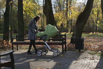 Valdžia brandina idėją savarankiškai dirbantiems gyventojams sugriežtinti motinystės socialinį draudimą.