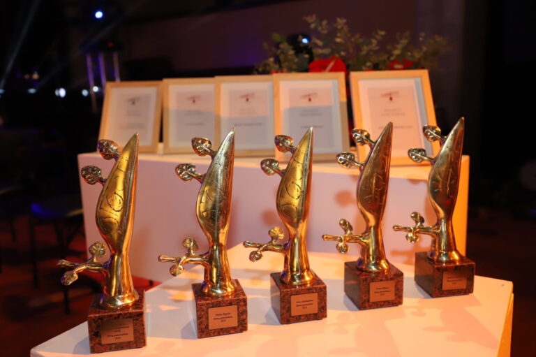 Šiandien Bendruomenių rūmuose iškilmingai apdovanoti 2019-ųjų Metų panevėžiečiai. Penkiems šiais metais nusipelniusiems miestui žmonėms įteiktos skulptoriaus Juozo Lebednyko sukurtos nominacijos.