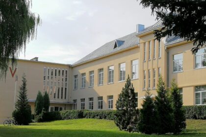 Panevėžio 5-ojoje gimnazijoje gruodžio 2–9 dienomis vyksta pažintinė-meninė paroda „Leonardas. Genijaus žavesys“. Parodos kuratoriai – anglų kalbos mokytoja, italų kalbos būrelio vadovė Aida Lukoševičienė ir direktoriaus pavaduotojas ugdymui Antanas Kumža.