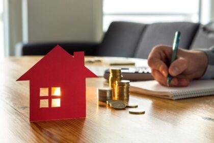 Nuo kitų metų daugiau gyventojų mokės būsto ar kitų patalpų mokestį – Seimas ketvirtadienį išplėtė nekilnojamojo turto (NT) mokesčio bazę bei kiek padidino minimalų jo tarifą.