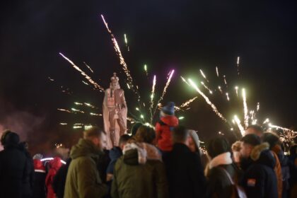 Laikrodžiams išmušus 12 kartų, Lietuva pasitiko 2020-uosius. Minia panevėžiečių pasveikinti vieni kitų su Naujaisiais susirinko miesto centre prie šviesų nutviekstos eglės.