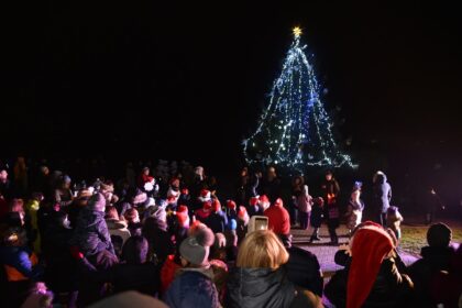 Į kalėdinių eglių įžiebimo maratoną įsitraukė ir Panevėžio rajonas. Velžyje skambant koncertui, Kalėdų Seneliui dalijant stebuklus, siaučiant ugnies šou suspindo viso rajono šventinė žaliaskarė.