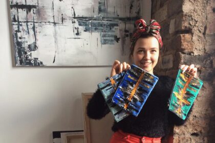 Kino filmų aikšteles buvusi panevėžietė Iveta Šmidtaitė pažįsta kaip penkis savo rankų pirštus. Per filmavimus jas braižančios merginos entuziazmas nebestebina nieko. Net kai pasako, jog įprastus namus iškeitė į laivą, kuriame dabar gyvena ir plaukioja Londono upėmis bei kanalais.